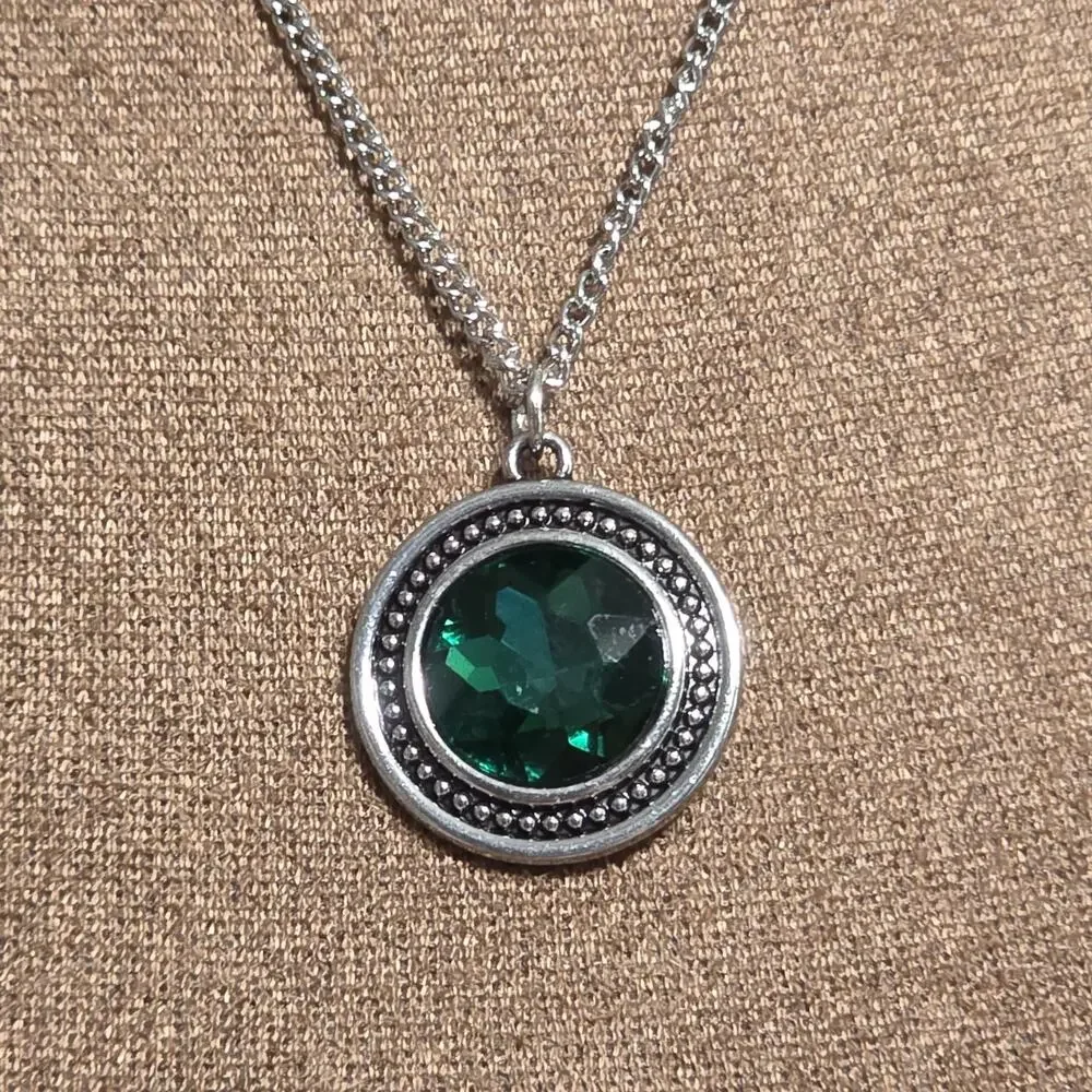 Paparazzi Emerald Green Rhinestone Pendant Necklace Silver Tone Jewelry